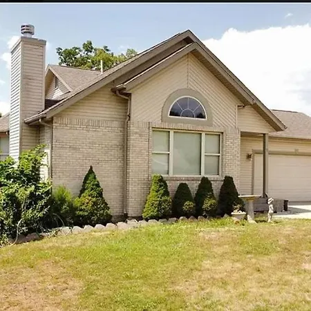 Spacious 5 Bedroom Charming House In Camdenton